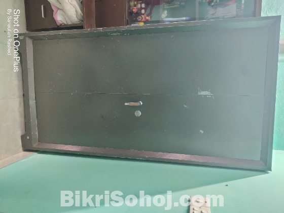 স্টিলের আলমারি